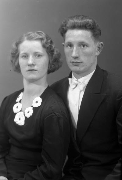 Porträtt av ett par; en herre och en dam. Ateljefoto.