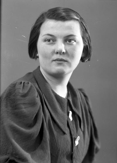 Porträtt av en dam. Ateljefoto.