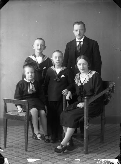 Porträtt av familj. Ateljefoto.