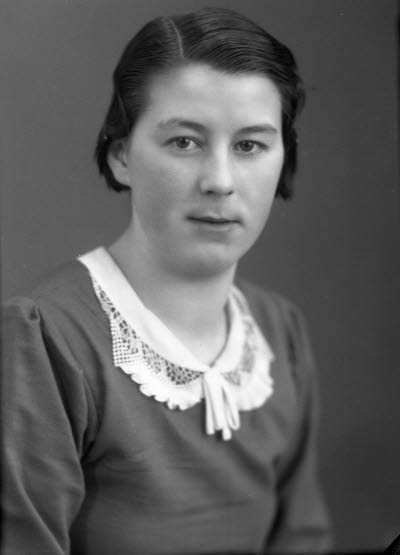 Porträtt av en dam. Ateljefoto.