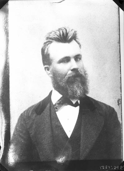 Porträtt av en äldre herre. Ateljefoto.