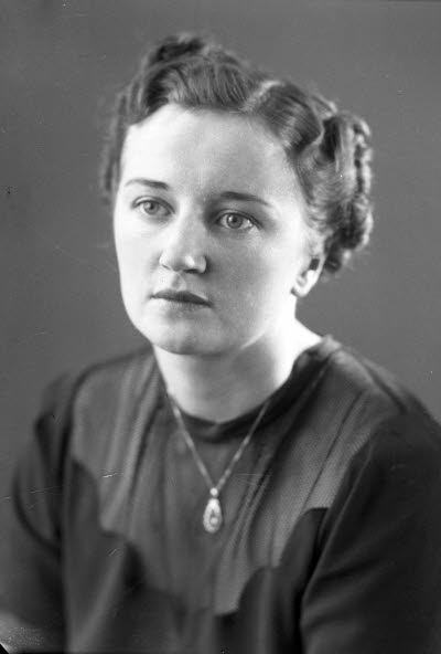 Porträtt av en dam. Ateljefoto.