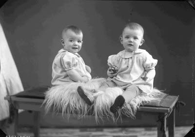 Porträtt av två barn. Ateljefoto.