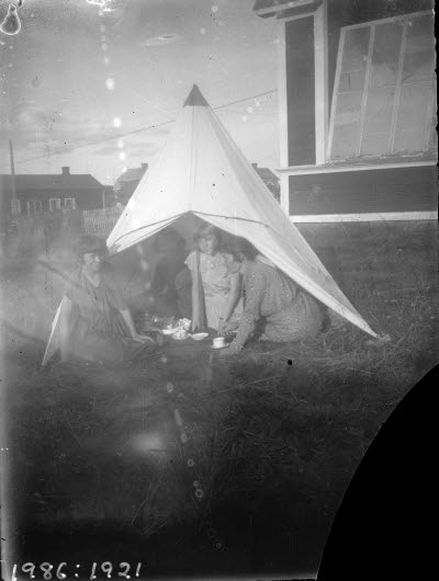 Gård; kaffepaus i Indiantältet; fyra damer. Oidentifierade.
