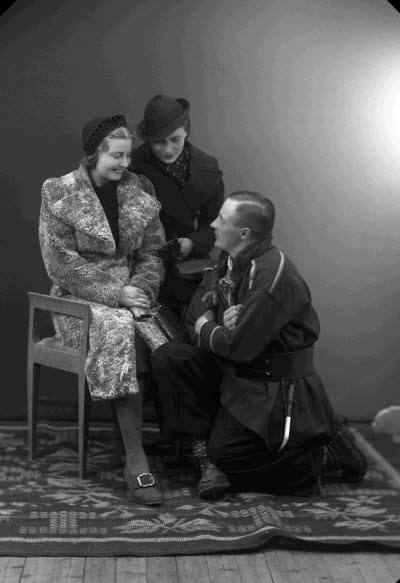 Porträtt av två damer och en herre. Ateljefoto.