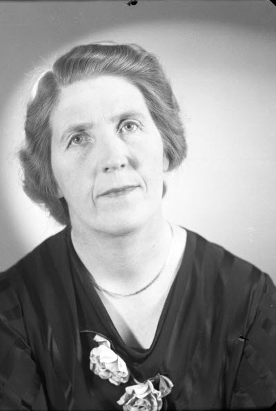 Porträtt av en dam. Ateljefoto.