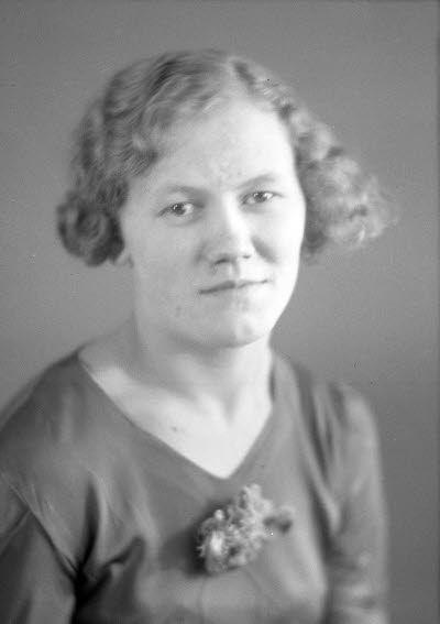 Porträtt av en dam. Ateljefoto.