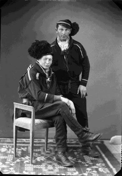 Porträtt av två herrar i samedräkter. Ateljefoto.