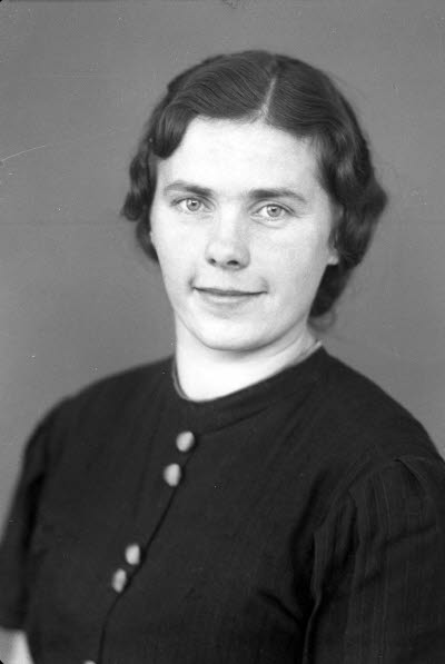 Porträtt av en dam. Ateljefoto.