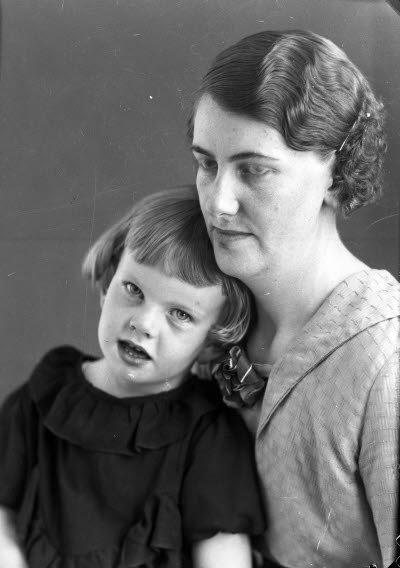 Porträtt av en dam och ett barn; flicka. Ateljefoto.