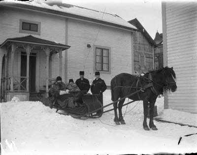 Häst och släde, människor i päls. Oidentifierade.