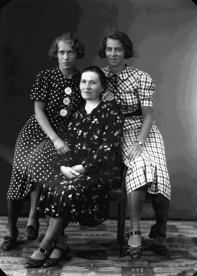 Porträtt av tre damer. Ateljefoto.