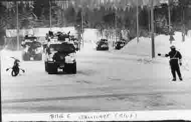 Militärövning. Bandvagnar.