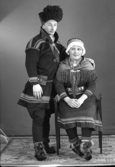 Porträtt av ett par i samedräkter. Ateljefoto.