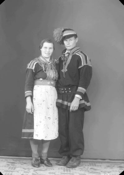 Porträtt av ett par i samedräkter. Ateljefoto.