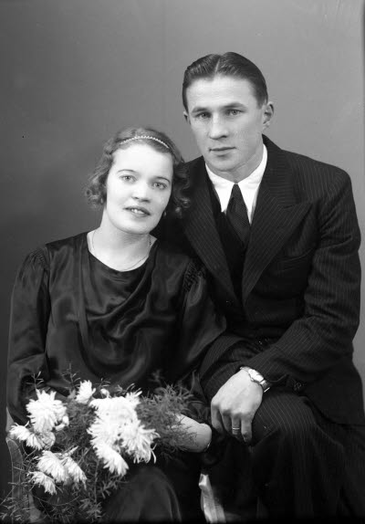 Porträtt av ett brudpar. Ateljefoto.