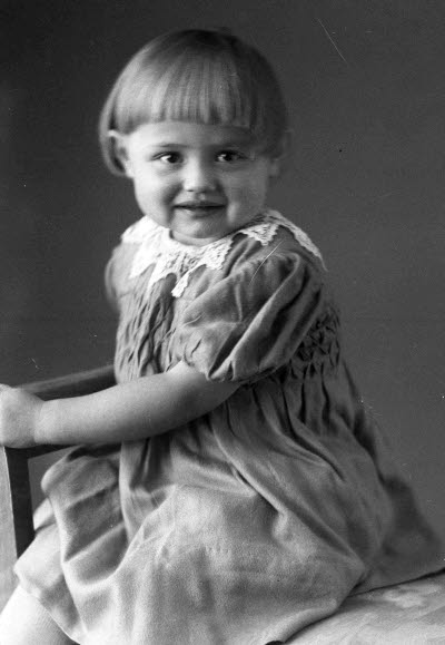 Porträtt av ett barn; en flicka. Ateljefoto.