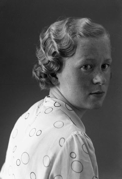 Porträtt av en dam. Ateljefoto.