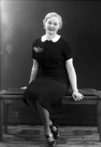 Porträtt av en dam. Ateljefoto.