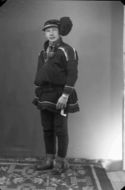 Porträtt av en herre i samedräkt. Ateljefoto.