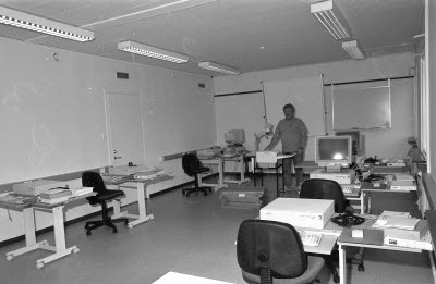 Inredning av nytt datarum för utbildningar.