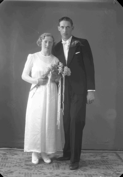 Porträtt av ett brudpar. Ateljefoto.