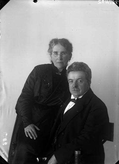 Porträtt av ett äldre par. Ateljefoto.