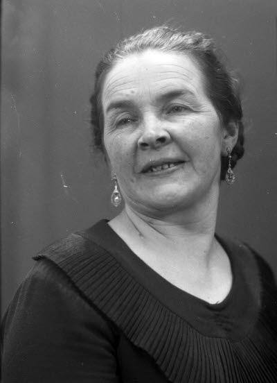 Porträtt av en dam. Ateljefoto.