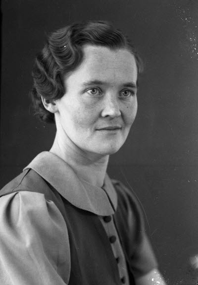 Porträtt av en dam. Ateljefoto.