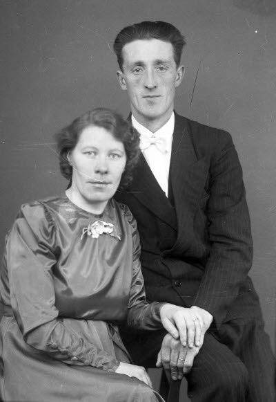 Porträtt av ett par; en herre och en dam. Ateljefoto.