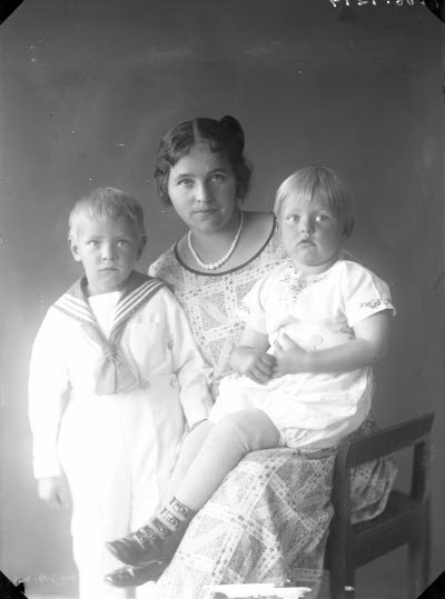 Porträtt av 1 kvinna och 2 barn. Ateljefoto.