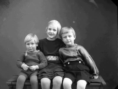 Porträtt av tre barn. Ateljefoto.