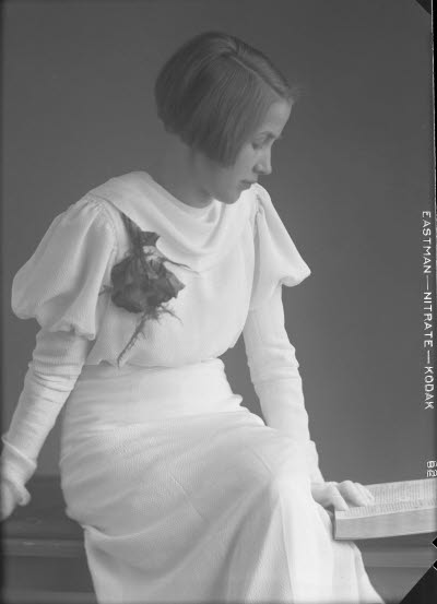 Porträtt av en flicka. Ateljefoto.