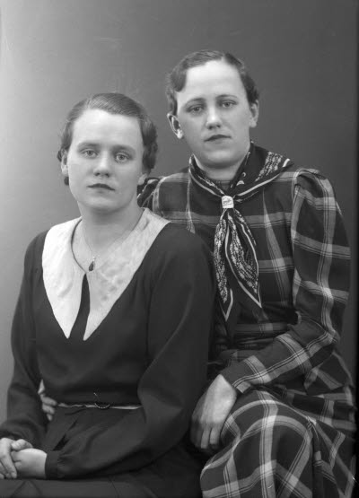 Porträtt av två damer. Ateljefoto.