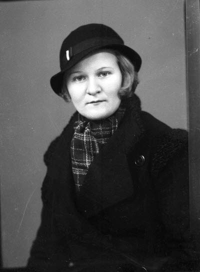 Porträtt av en dam. Ateljefoto.