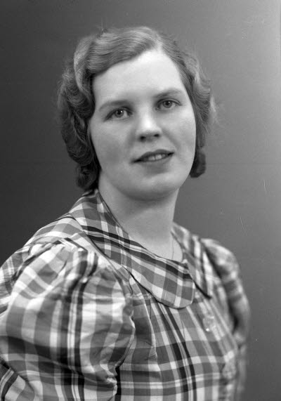 Porträtt av en dam. Ateljefoto.