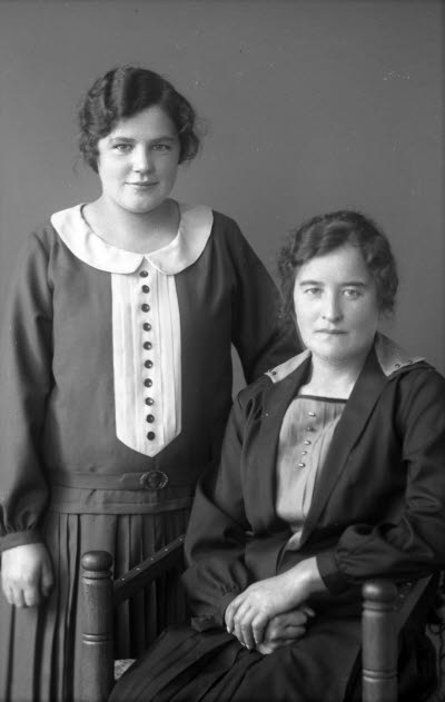 Porträtt av två damer. Ateljefoto.