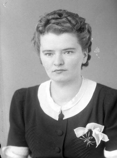 Porträtt av en dam. Ateljefoto.