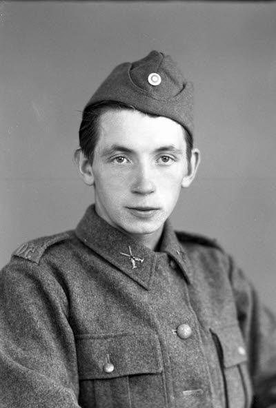 Porträtt av en herre i militäruniform. Ateljefoto.