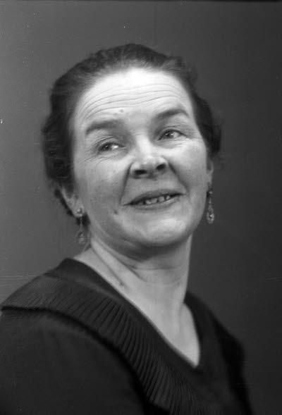 Porträtt av en dam. Ateljefoto.