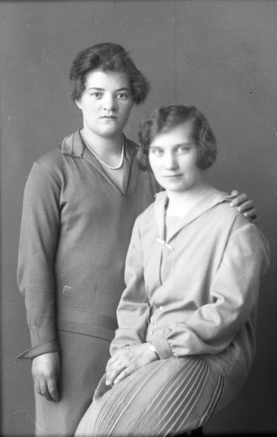 Porträtt av två damer. Ateljefoto.