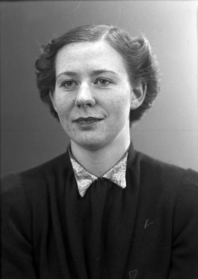 Porträtt av en dam. Ateljefoto.