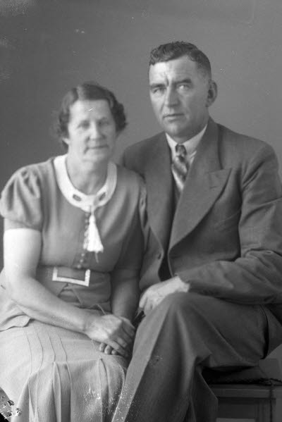 Porträtt av ett par; en herre och en dam. Ateljefoto.