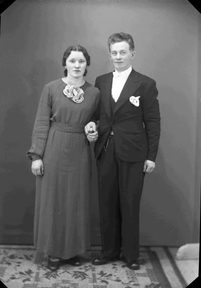 Porträtt av ett brudpar; en herre och en dam. Ateljefoto.