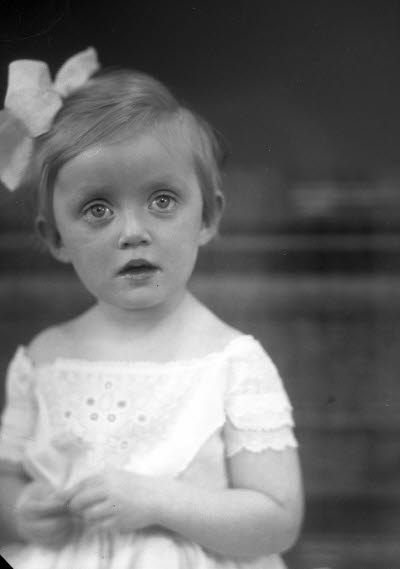 Porträtt av ett barn, en flicka. Ateljefoto.