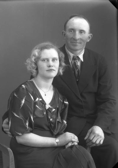 Porträtt av ett par; en herre och en dam. Ateljefoto.