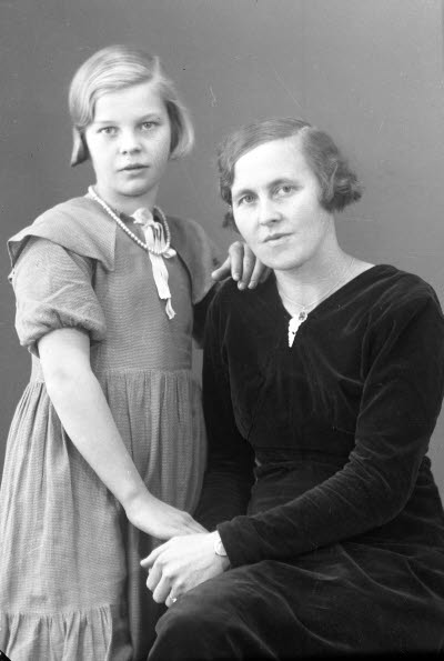 Porträtt av två damer. Ateljefoto.