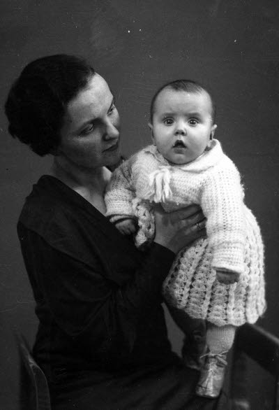 Porträtt av en dam och ett barn; mor och barn. Ateljefoto.