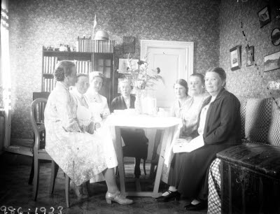 Sällskapsrum, interiör; sju damer (två sjuksköterskor). Oidentifierade.