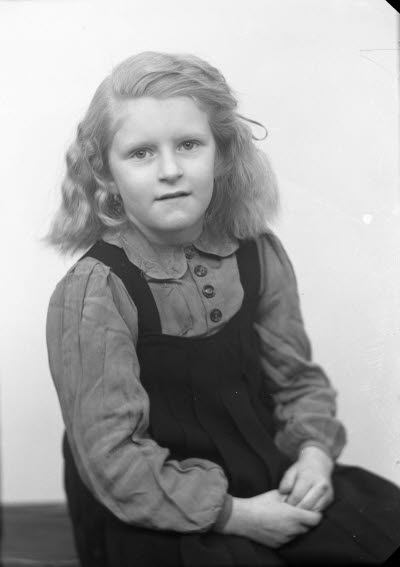 Porträtt av ett barn; en flicka. Ateljefoto.